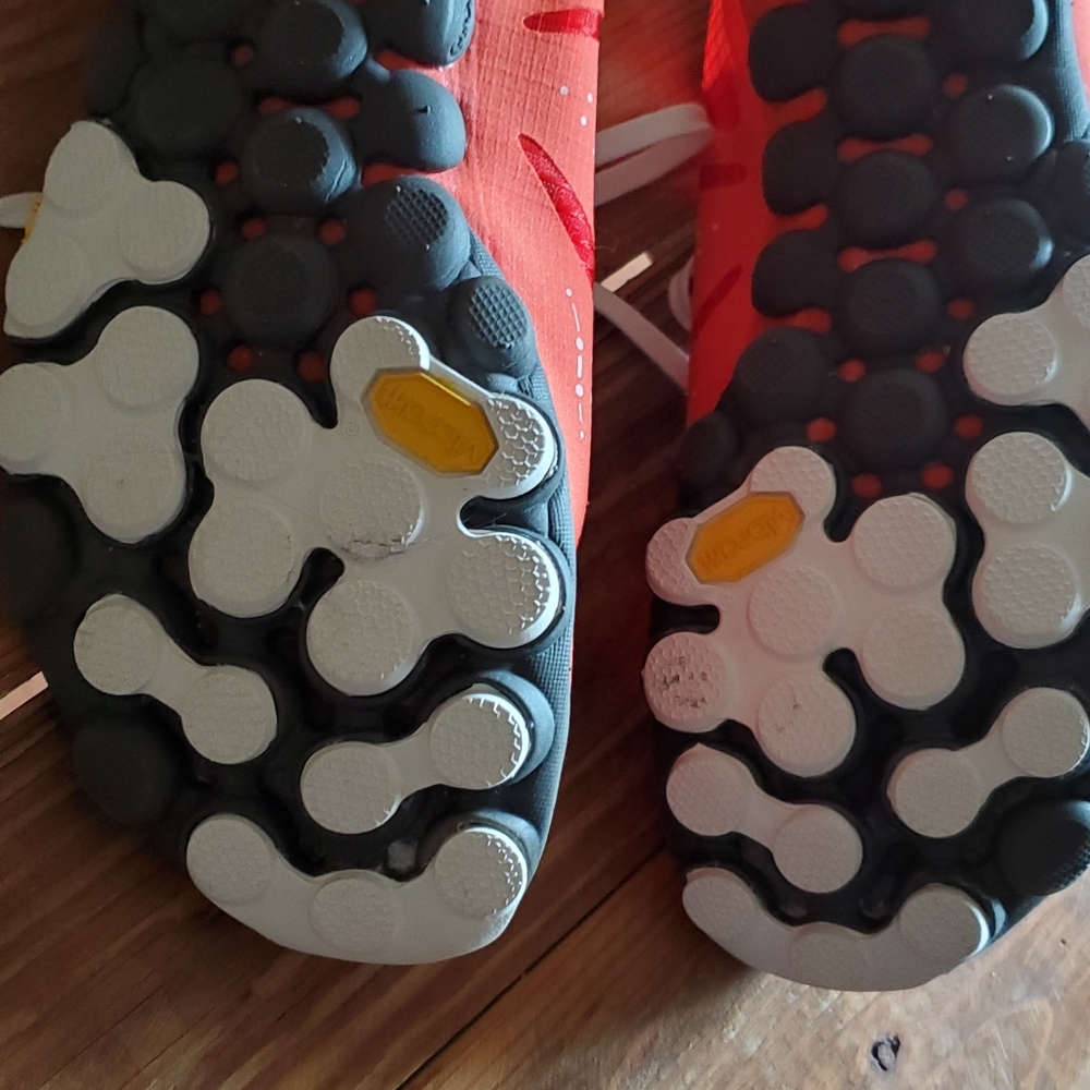 Tennis shoes